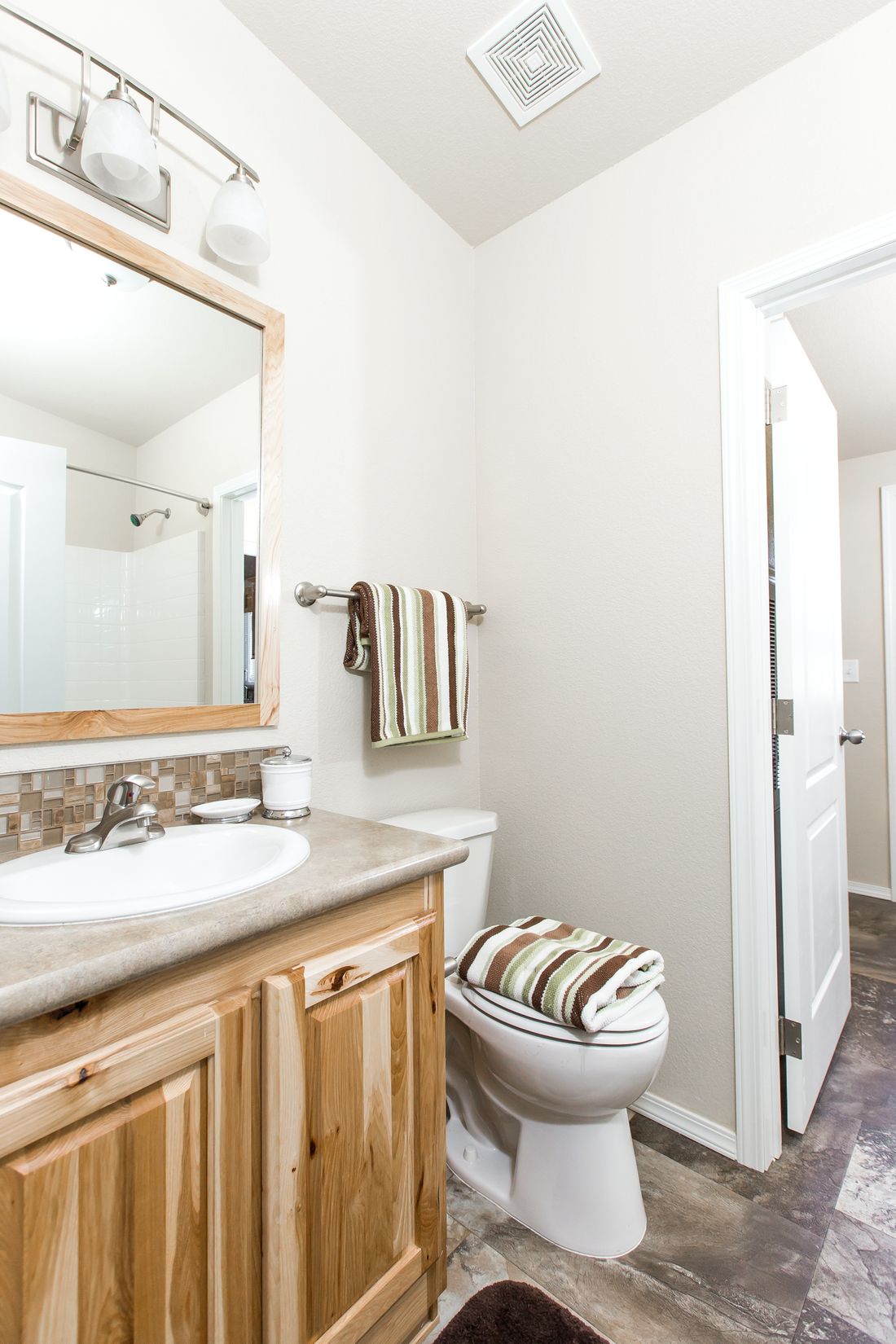 The 9590S BLACKMORE Guest Bathroom. This Manufactured Mobile Home features 3 bedrooms and 2 baths.